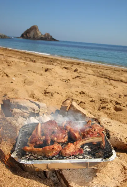 Żeberka BBQ na plaży — Zdjęcie stockowe