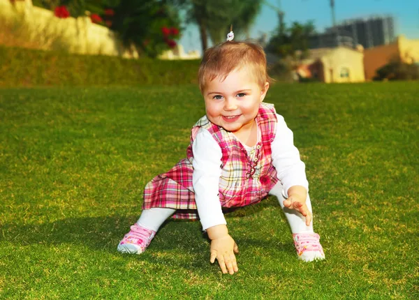 Cute baby girl gry — Zdjęcie stockowe