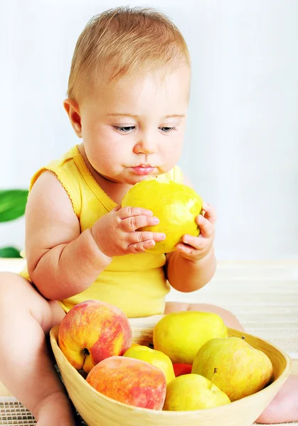Pequeño bebé comer manzana — Stok fotoğraf