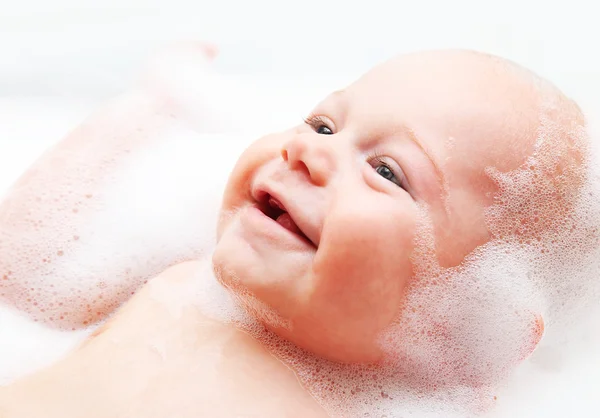 Małe dziecko biorąc kąpiel — Zdjęcie stockowe