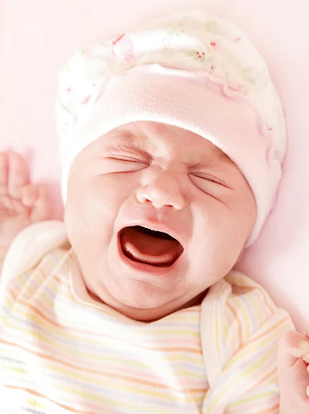 Mignon petit bébé pleurant — Photo
