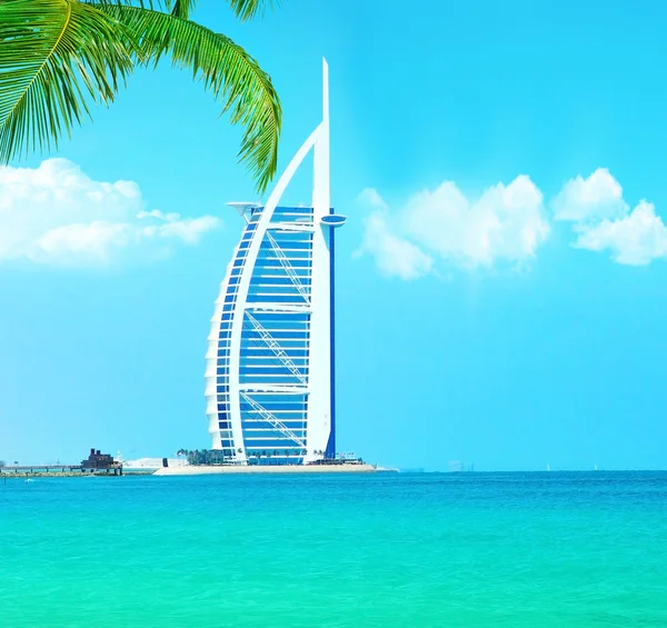 Отель Burj Al Arab на пляже Джумейра в Дубае — стоковое фото