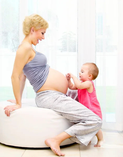 Zwangere moeder en babymeisje — Stockfoto