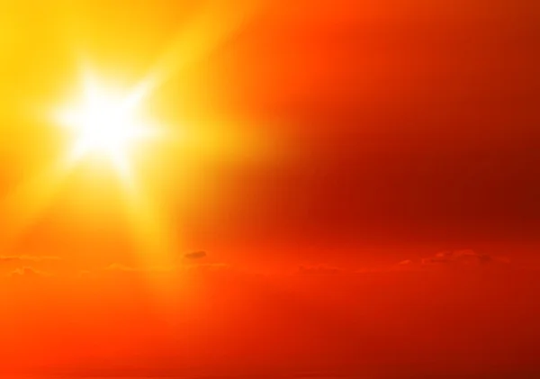 Красивий теплий жовтий захід сонця — стокове фото