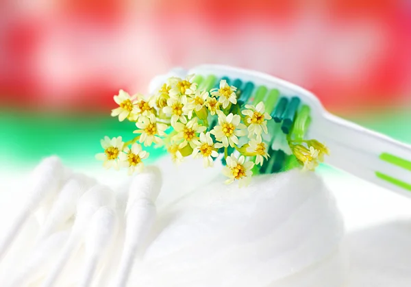 Tandenborstel met kleine bloemen — Stockfoto