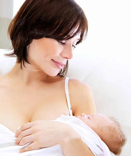 Madre feliz con un bebé — Foto de Stock