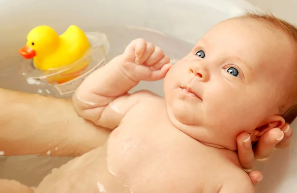 Fare il bagno piccolo bambino — Foto Stock