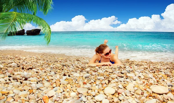 Female ontspannen op het strand — Stockfoto