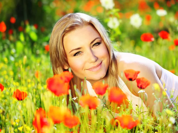 Mooie vrouwelijke opleggen van de bloem geplaatst — Stockfoto
