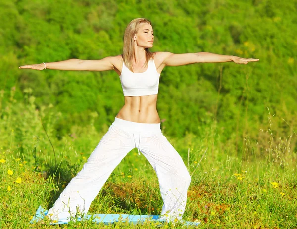 Yoga al aire libre —  Fotos de Stock
