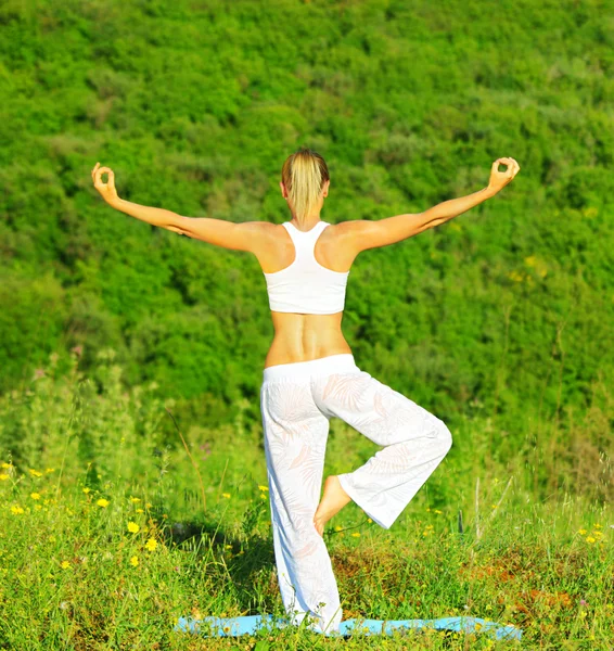 Yoga outdoor — Stock Photo, Image