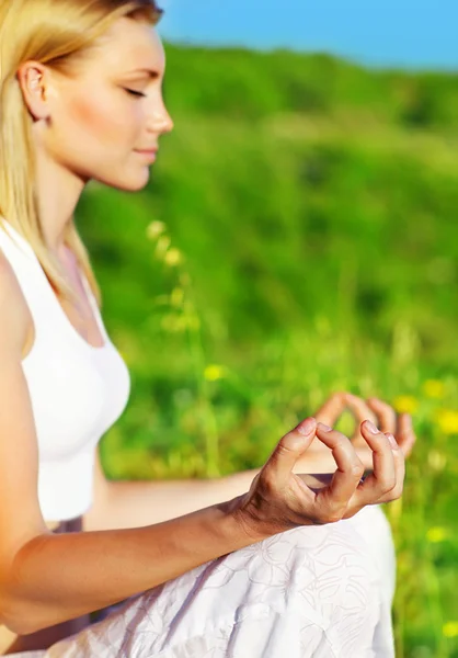 Yoga meditación al aire libre —  Fotos de Stock