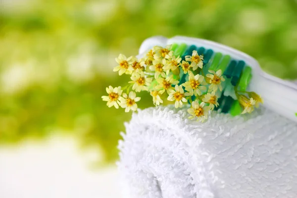 Escova de dentes com flores minúsculas — Fotografia de Stock