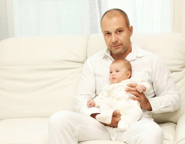 Lycklig far med en baby — Stockfoto