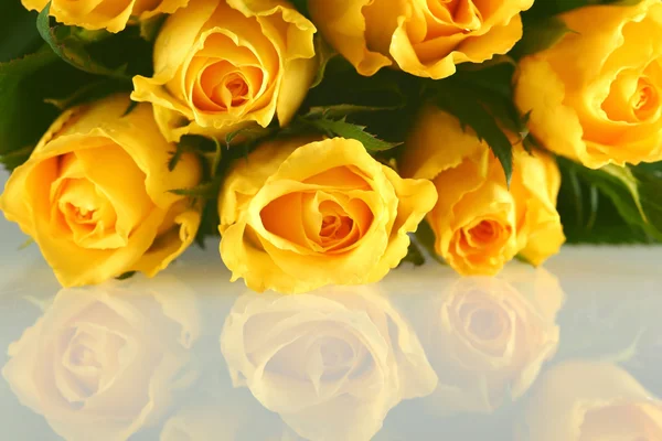 Buquê de rosas amarelas com reflexão — Fotografia de Stock