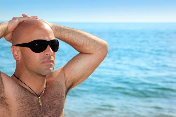 Good looking man on the beach — Stock Photo, Image