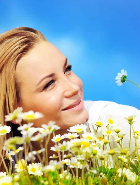 Vacker kvinna på blomman arkiverat — Stockfoto