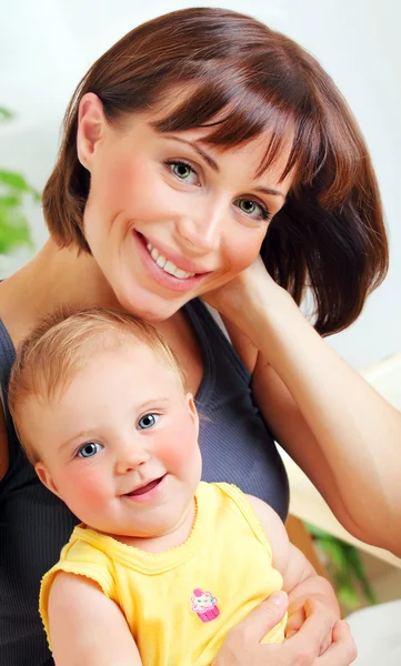 Gülümseyen anne ve bebek portresi — Stok fotoğraf