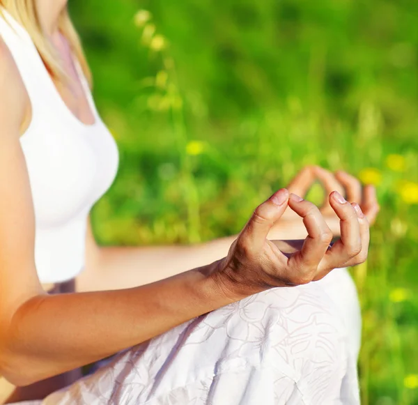 Yoga meditatie buiten — Stockfoto