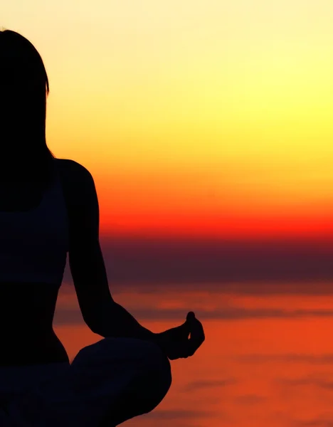 Mulher de ioga sobre o pôr do sol — Fotografia de Stock