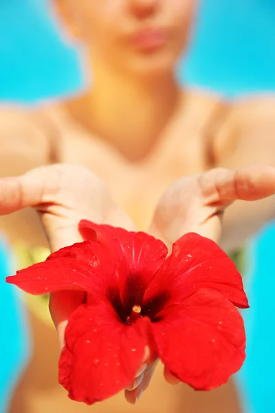 Linda fêmea segurando flor vermelha — Fotografia de Stock