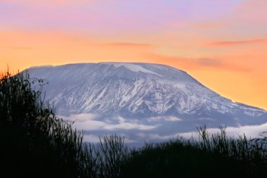 kilimanjaro Dağı üzerinde gündoğumu