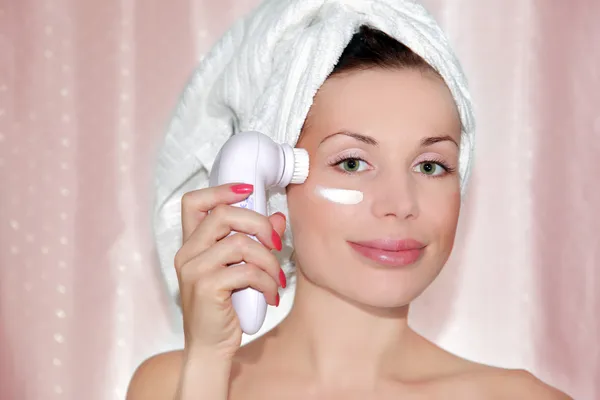 Krásná žena čištění obličeje — Stock fotografie