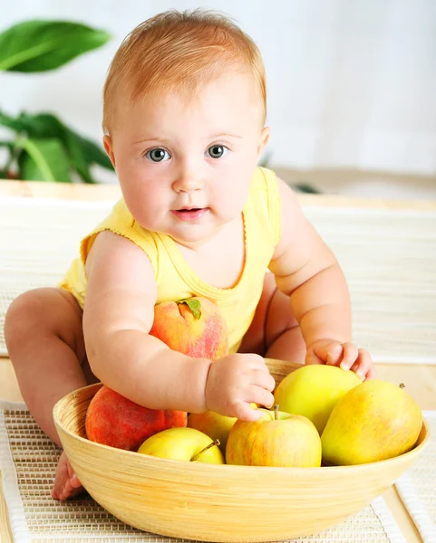 Pequeno bebê escolhendo frutas — Fotografia de Stock