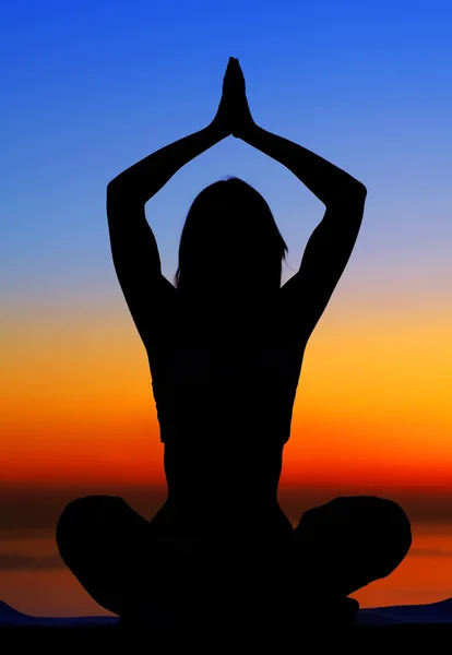 Yoga-Frau bei Sonnenuntergang — Stockfoto