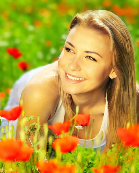 花のフィールドに美しい女性を楽しむ — ストック写真