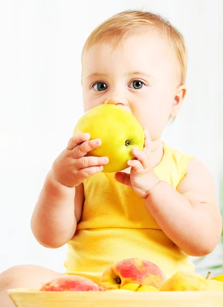 Kleines Baby isst Apfel — Stockfoto