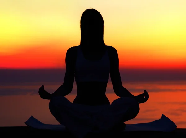 Donna yoga sopra il tramonto — Foto Stock