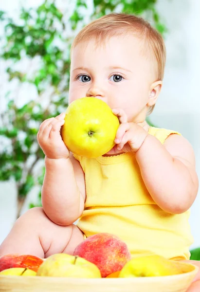 Kleine baby eten apple — Stockfoto