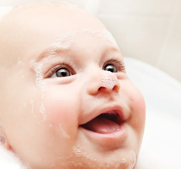 Pequeño bebé tomando baño — Foto de Stock