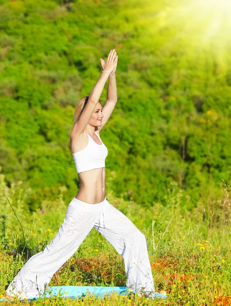 Yoga all'aperto — Foto Stock