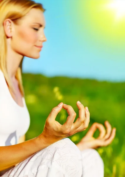 Медитация на открытом воздухе — стоковое фото