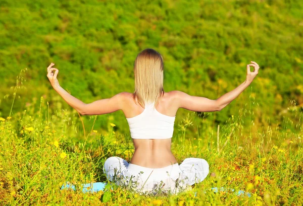 Frisk kvinna gör yoga — Stockfoto