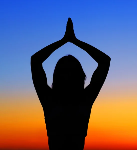 Femme de yoga au coucher du soleil — Photo