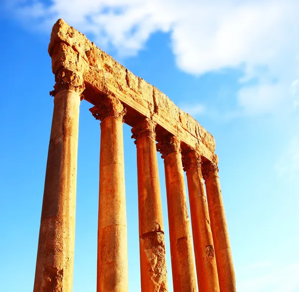 Jupiters tempel kolommen over blauwe hemel — Stockfoto