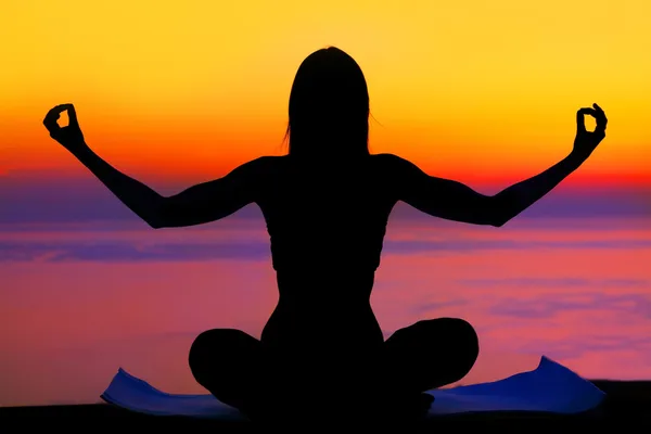 Yoga-Frau bei Sonnenuntergang — Stockfoto