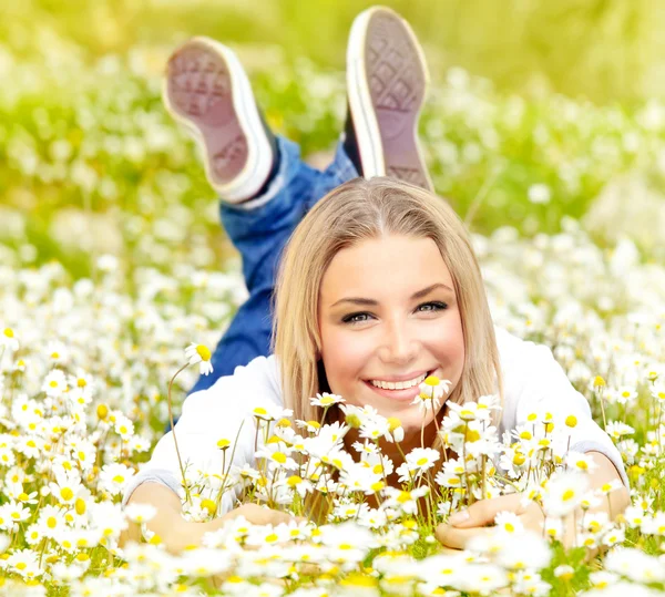 Ragazza felice godendo campo di fiori margherita — Foto Stock