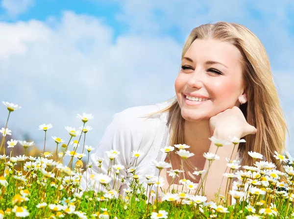 Gelukkig meisje genieten van daisy flower veld — Stockfoto