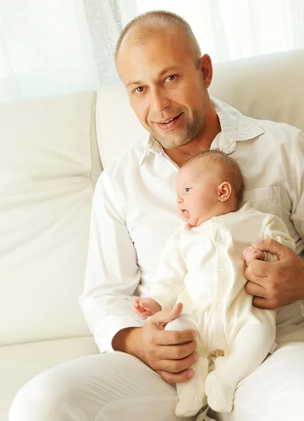 Père heureux avec un bébé — Photo