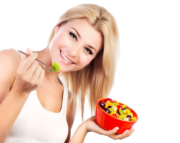 Linda chica comiendo ensalada de frutas — Foto de Stock