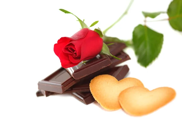 Rosa vermelha com chocolate e biscoito — Fotografia de Stock