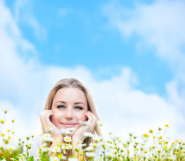 Счастливая молодая женщина над небом — стоковое фото