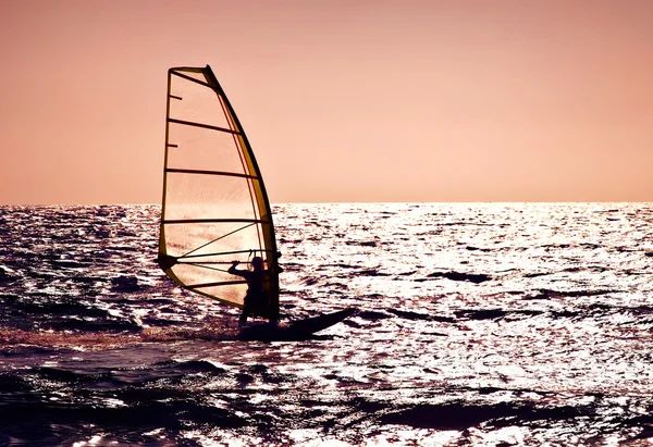 Windsurfer silhouette sul tramonto del mare — Foto Stock