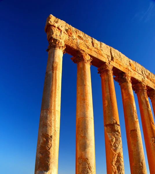 As colunas do templo de Júpiter sobre o céu azul — Fotografia de Stock