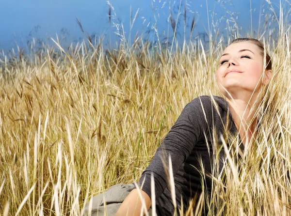 Mujer disfrutando en el campo de trigo — Foto de Stock