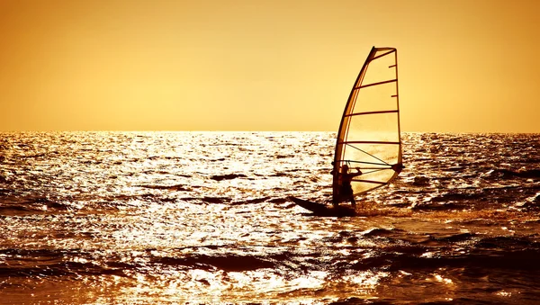 Vindsurfare siluett över havet solnedgång — Stockfoto